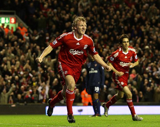 U22国足力克韩国U22，球迷在球员谢场时高喊“雄起”（U22国足力挫韩国U22，谢场之际看台齐喊“雄起”）