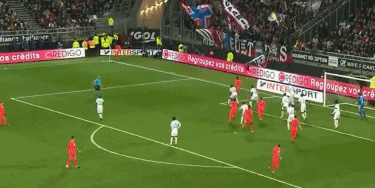 TA：因现代足球重视边路与攻防转换，菱形中场阵型已几乎绝迹（TA：现代足球强调边路与攻防转换，菱形中场已几乎消失）