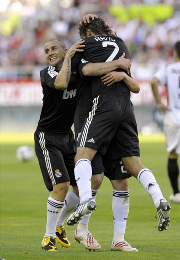 半场：国米1-0科莫，恩里克长驱直入助攻劳塔罗破门（半场战报：国米1-0领先科莫，恩里克奔袭助攻劳塔罗建功）