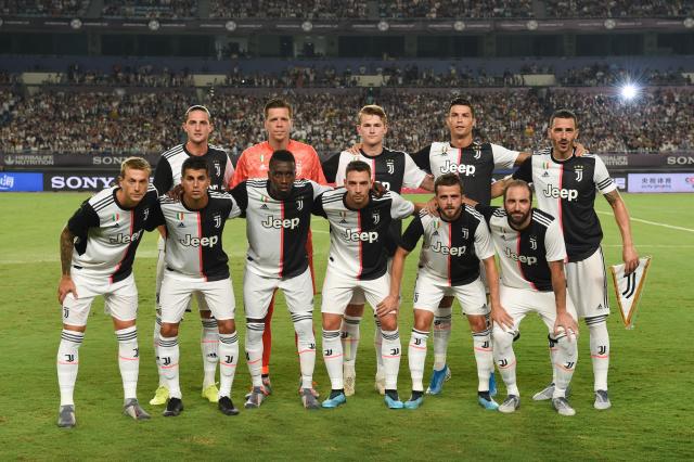 在直播镜头前被弗拉门戈球迷暴力扯头发，女记者发文呼吁尊重（直播中遭弗拉门戈球迷粗暴揪发，女记者发声呼吁尊重）