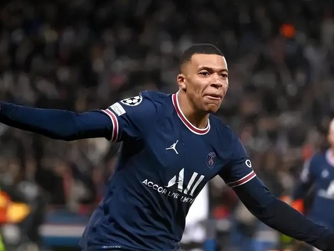 刘伟国：捧起中甲冠军奖杯很激动，明年力争在中超站稳脚跟（刘伟国：中甲捧杯激动不已，明年力争立足中超）