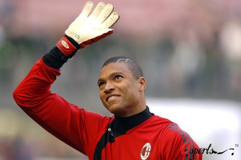 两位最老会员为新诺坎普开球，1957年球场建成时就曾见证（曾见证1957年落成的两位最年长会员为新诺坎普开球）