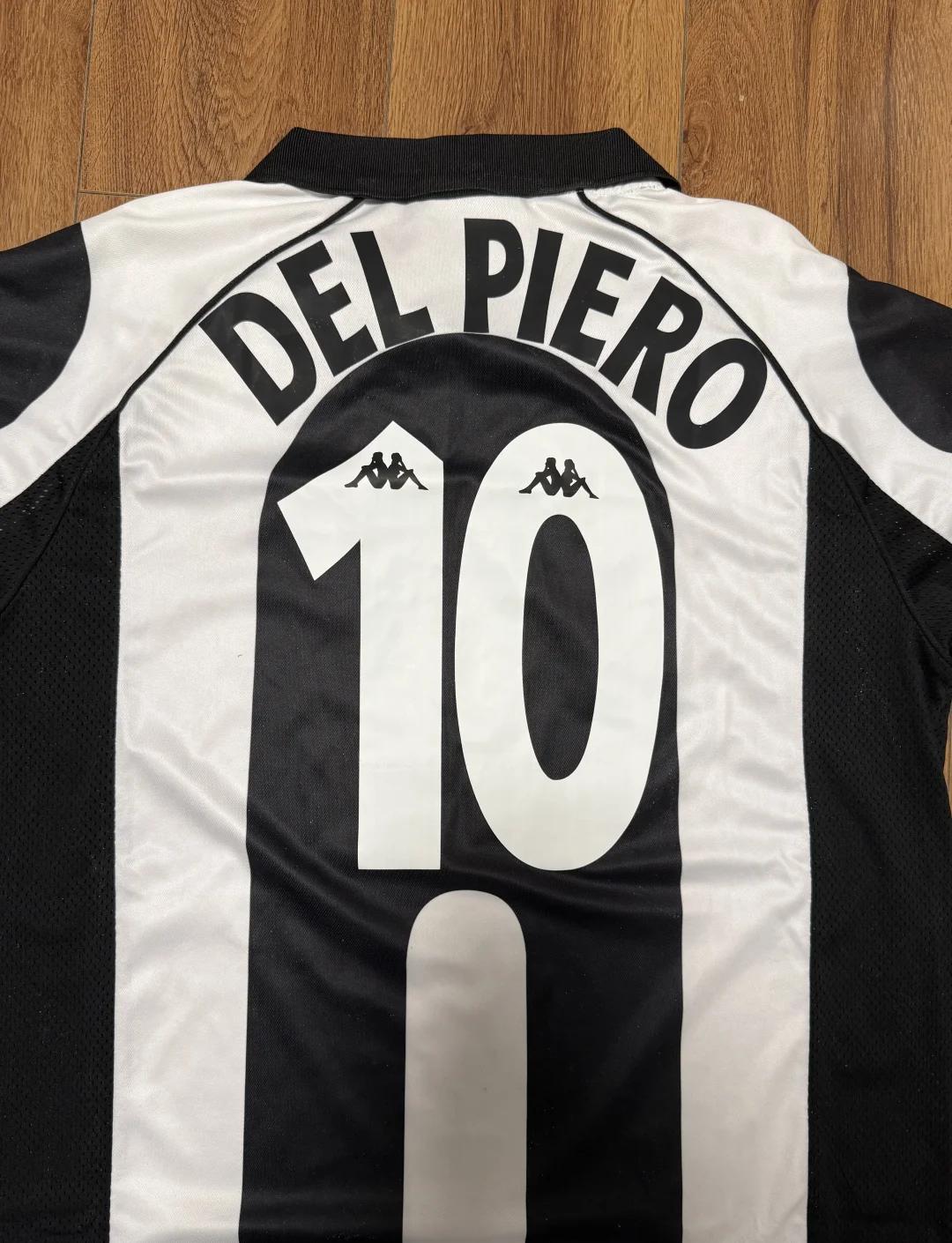 T倒了！预热《怪奇物语》最终季，拜仁球员穿特制热身服出场（拜仁球员穿定制热身服亮相，为《怪奇物语》最终季预热）