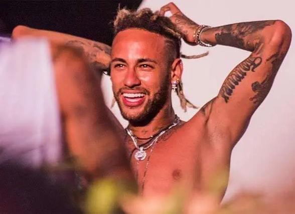 麦迪逊盛赞梅努欧洲杯表现，称其控球稳能回顶尖（麦迪逊力赞梅努欧洲杯发挥：控球沉稳，有望重回顶尖行列）