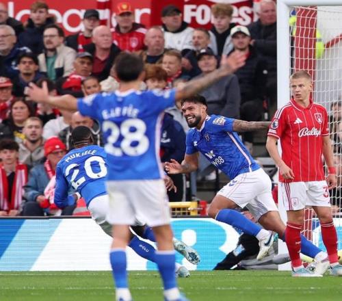 欧冠积分榜：阿森纳继续全胜领跑，拜仁3分之差位列第二（欧冠积分形势：阿森纳保持全胜领跑，拜仁落后3分暂居次席）