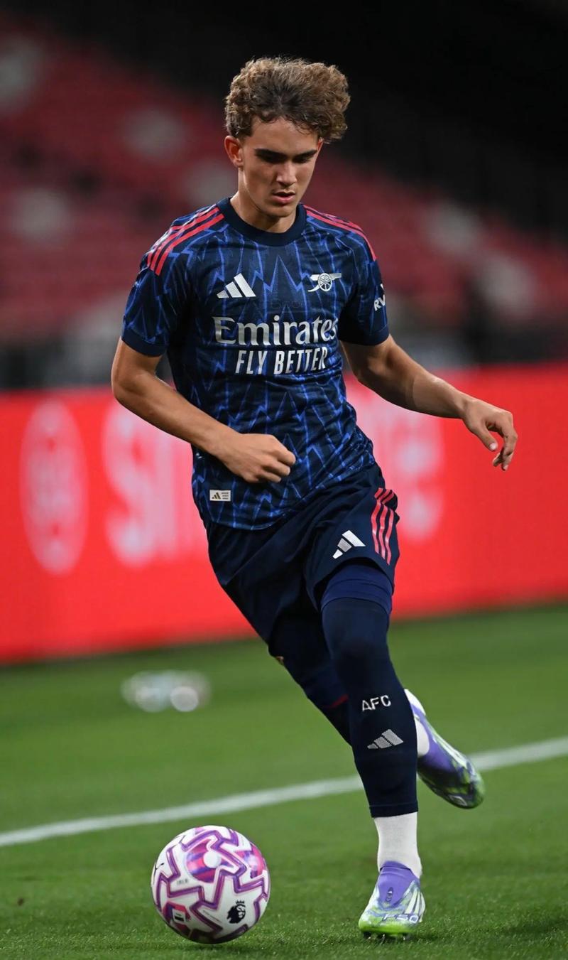 韩淼雨第十二届全国残疾人运动会举重赛场夺双金（韩淼雨在第十二届全国残疾人运动会举重项目斩获双金）