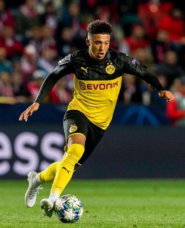 保安大爷中场硬核加入拉拉队，全场尖叫炸了！（中场惊喜！保安大爷硬核加入啦啦队，全场尖叫沸腾）