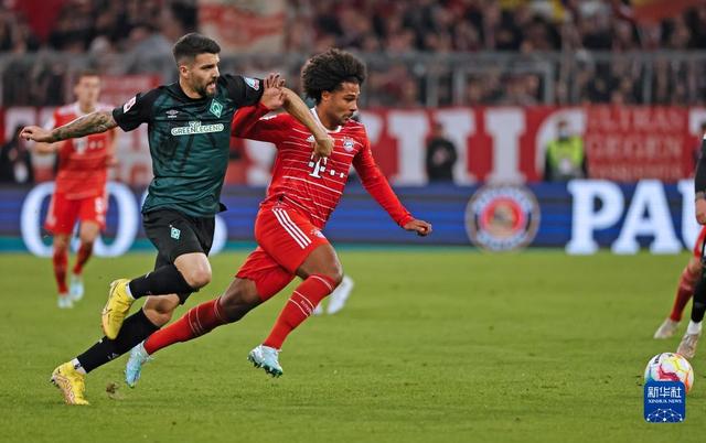 斯卢茨基：我们丢球后不得不加强进攻，这给了对手很多空间（斯卢茨基：失球后我们被迫压上进攻，给了对手更多空当）