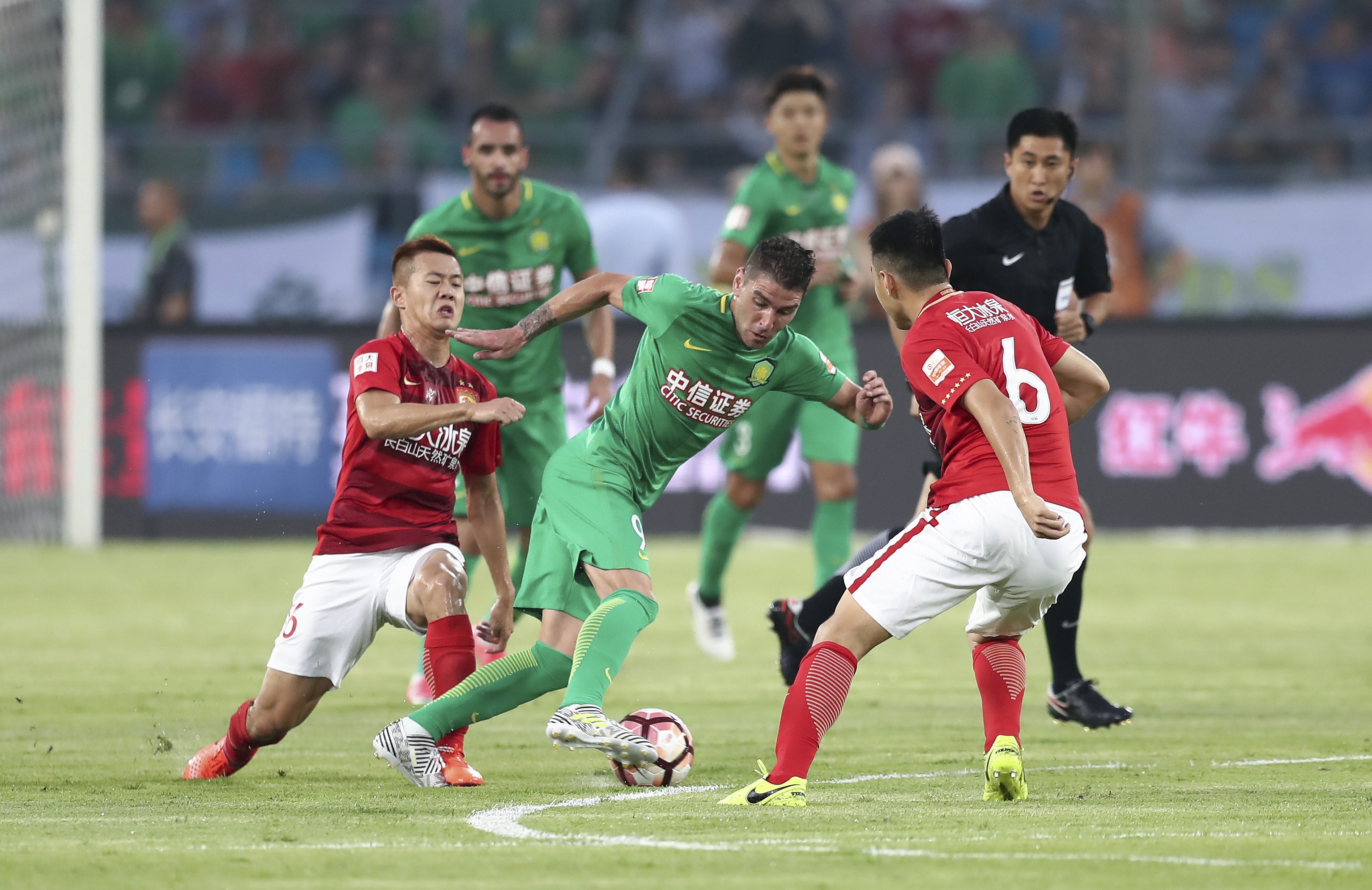 上海申花续约斯卢茨基，欲在亚冠和巴西引援中提升竞争力，期待其带领球队争冠。（申花续约斯卢茨基：力拼亚冠、升级巴西引援，盼率队冲冠）